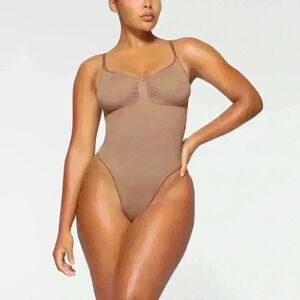 SKIMS  Adjustable Straps Seamless Sculpt Compression Thong Bodysuit Size…